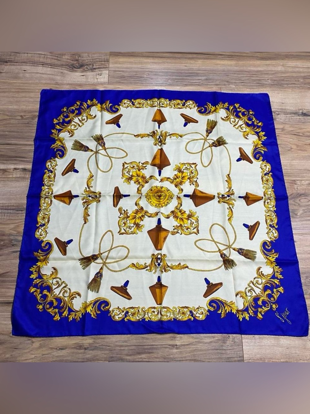 Women’s Vintage 8e Jour Yves Rocher Perfume Italian Scarf
